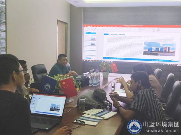 技術(shù)部門負(fù)責(zé)人向孟加拉客戶介紹公司.jpg